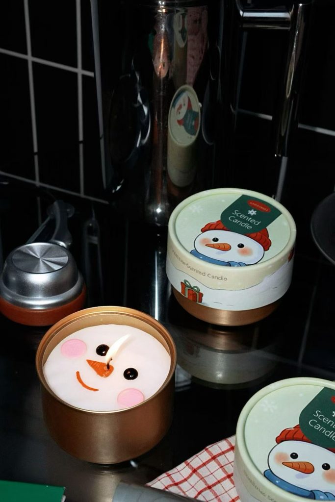 Interactive pop-tab canned Christmas snowman soy wax candle with pull-ring tinplate lid for holiday gift sourcing.